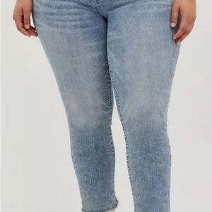 Torrid Women's Light Wash Skinny Jeans